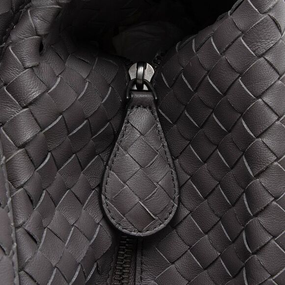 Bottega Veneta Intrecciato Nappa City Large Hobo。 like new condition. - Picture 8 of 15